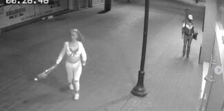 (VIDEO) PAREJA ROBA LÁMPARAS LED EN PLENO CENTRO DE LEÓN