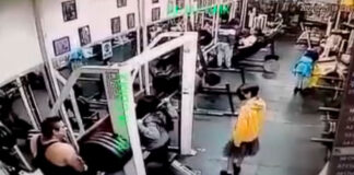 (VIDEO) MUJER QUIERE CARGAR PESO DE MÁS Y MUERE EN GIMNASIO