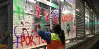 LIMPIAN ESPACIOS DAÑADOS POR LA MARCHA DEL 8M