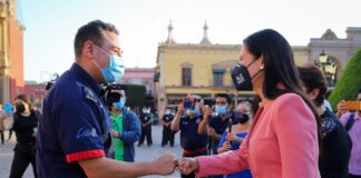 RECONOCEN A BOMBEROS POR SALVAR LA VIDA DE CIUDADANA LEONESA