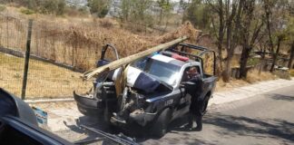 CHOCA POLICÍA CONTRA POSTE DE MADERA EN EL CAMPESTRE