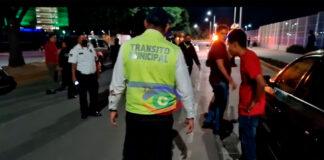 (VIDEO) GOLPEAN A REPORTERO DE IRAPUATO MIENTRAS HACÍA TRANSMISIÓN EN VIVO