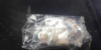 DETIENEN A TRES DISTRIBUIDORES DE DROGA QUE ROBARON AUTO