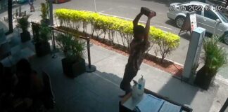 (VIDEO) SUJETO GOLPEA A JOVEN CON TABIQUE EN RESTAURANTE