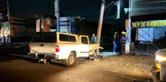 EBRIO CHOCA CONTRA POSTE Y DEJA SIN LUZ A VARIOS LEONESES