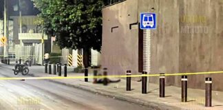 DERRAPAN EN EL MALECÓN Y COPILOTO MUERE; NO TENÍA CASCO