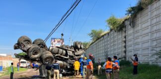 TRAILERO LEONÉS MUERE TRAS CAER DE PUENTE EN LA LEÓN-SILAO
