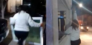 (VIDEO) EX ADMINSITRADORA DE CIRCUITO “DESMANTELA” CASETA EN COLINAS DEL CARMEN