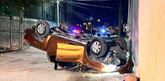 EXCESO DE VELOCIDAD Y PIEDRA CAUSAN VOLCADURA EN SAN PEDRO DE LOS HERNÁNDEZ