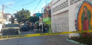 MATAN A MUJER MIENTRAS VELABA A SU HIJO EN LA BRISA