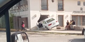 ABUELITA CHOCA SU AUDI CONTRA NEGOCIO EN BALCONES DEL CAMPESTRE