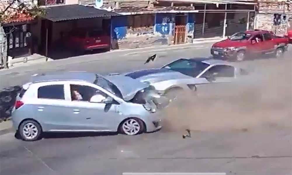Mustang-mujer-choque-leon