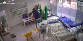 (VIDEO) CAPTAN A HOMBRE ROBANDO CELULAR EN COMERCIO DE LEÓN