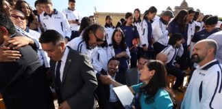 ABANDERA ALE GUTIÉRREZ A DEPORTISTAS QUE PARTICIPARÁN EN JUEGOS NACIONALES CONADE 2023
