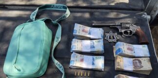 LA ENTRETIENE CAJERA DE BANCO Y AL SALIR LE ROBAN 300 MIL PESOS EN LEÓN