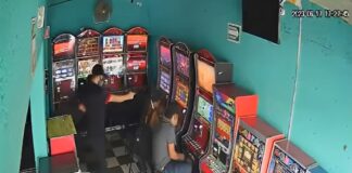 (VIDEO) ASESINAN A HOMBRE Y A MUJER MIENTRAS JUGABAN MAQUINITAS EN COLIMA