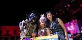 DESFILAN CATRINAS Y CATRINES FRENTE A PALACIO MUNICIPAL EN EL FESTIVAL DE LA MUERTE