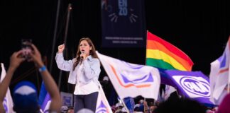 JÓVENES ENTREGAN SUS PROPUESTAS A LIBIA DENNISE