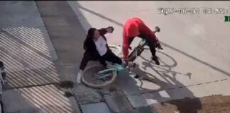 (VIDEO) ASALTANTE DERRIBA A MUJER Y LE ROBA SU BICICLETA EN LEÓN