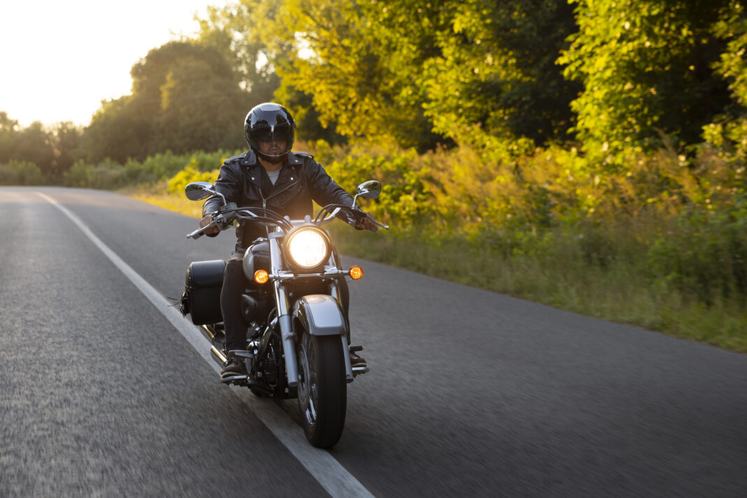 hombre-de-plano-completo-conduciendo-una-moto (1)