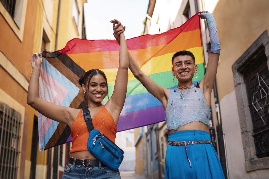 la-gente-disfrutando-de-las-celebraciones-del-mes-del-orgullo