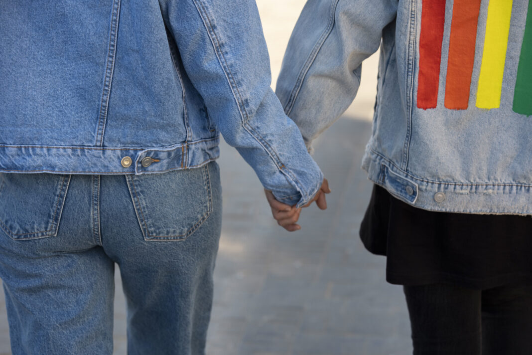 pareja-trans-pasando-tiempo-de-calidad-juntos