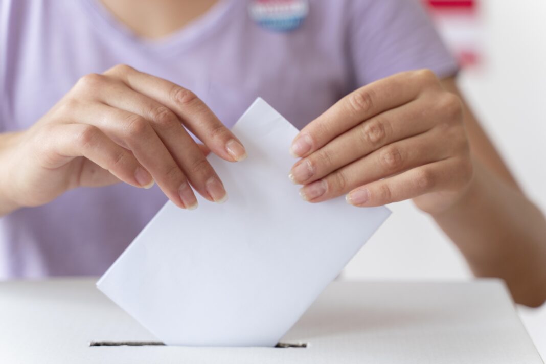 persona-colocando-su-voto-en-una-casilla