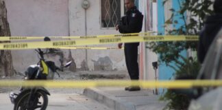 BALEAN A EDWIN TRAS RETARLO A GOLPES EN LEÓN UNO
