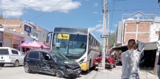 CAMIÓN CHOCA CONTRA DOS AUTOS: RESCATAN A UNA PERSONA