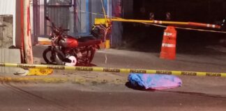 MOTOCICLISTA MUERE TRAS ARROLLAR A TRES PERSONAS EN PILETAS IV