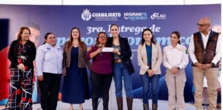 GOBERNADORA LIBIA DENNISE ENTREGA APOYOS A MIGRANTES GUANAJUATENSES