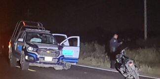 PATRULLA DE LA POLICÍA DE SILAO IMPACTA A MOTOCICLISTA; MUERE EN EL LUGAR