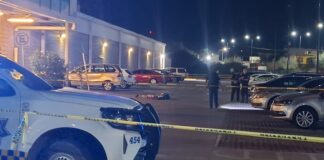 ASESINAN A HOMBRE EN ESTACIONAMIENTO DE BODEGA AURRERA EN LEÓN
