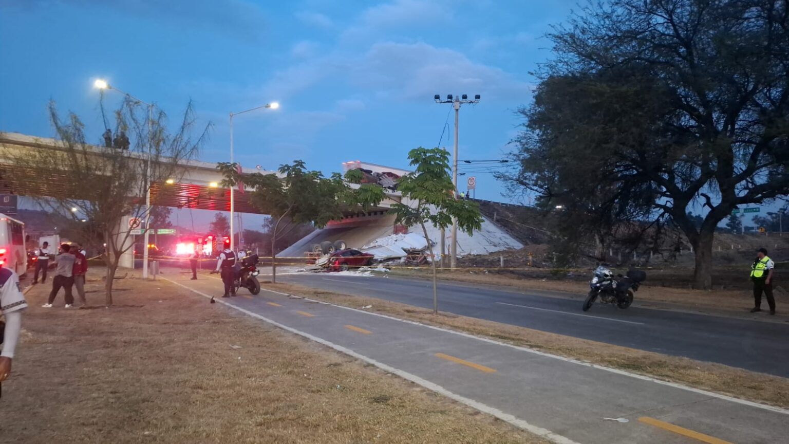 TRÁILER CAE DE PUENTE SOBRE FAMILIA EN LEÓN - Último Minuto