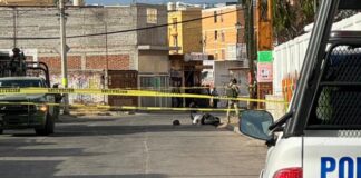 BALEAN A MUJER MOTOCICLISTA EN LAS HILAMAS