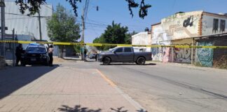 ABANDONAN DOS CUERPOS A UN LADO DE KINDER EN LEÓN