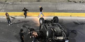 VUELCAN SU CAMIONETA EN EL MALECÓN DEL RÍO
