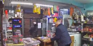 (VIDEO) LADRÓN ENCIERRA A ABUELITO Y LO ATACA