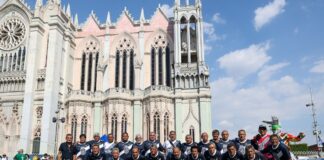 LEYENDAS DE LEÓN Y CURTIDORES ARMAN FIESTA DE FUTBOL EN PLAZA EXPIATORIO