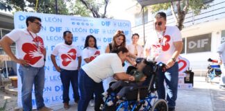 DIF LEÓN Y OXXO ENTREGAN 32 SILLAS DE RUEDAS A PERSONAS EN SITUACIÓN VULNERABLE
