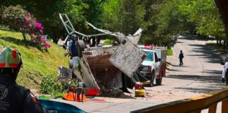 MUERE TRABAJADOR Y DOS MÁS RESULTAN HERIDOS TRAS VOLCADURA EN GRAN JARDÍN