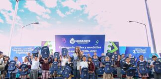GOBERNADORA ENTREGA ÚTILES ESCOLARES