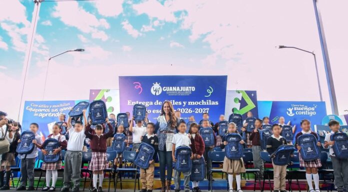 GOBERNADORA ENTREGA ÚTILES ESCOLARES