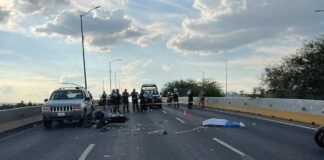 PAREJA Y BEBÉ EN MOTOCICLETA SUFREN FUERTE ACCIDENTE EN LEÓN