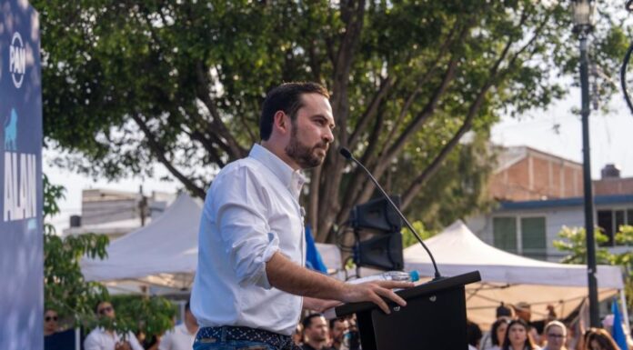ALAN MÁRQUEZ ENTREGA MÁS DE 19 MIL FIRMAS EN EL PROCESO INTERNO DEL PAN