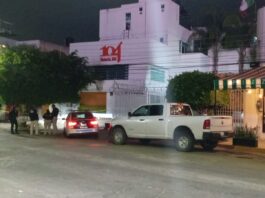 LANZAN BOMBA MOLOTOV CONTRA NOTARÍA EN JARDINES DEL MORAL
