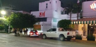 LANZAN BOMBA MOLOTOV CONTRA NOTARÍA EN JARDINES DEL MORAL