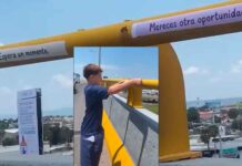NIÑO COLOCA MENSAJES DE ESPERANZA EN EL JUAN PABLO II TRAS RECIENTES TRAGEDIAS