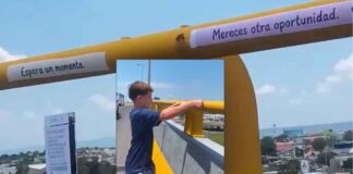 NIÑO COLOCA MENSAJES DE ESPERANZA EN EL JUAN PABLO II TRAS RECIENTES TRAGEDIAS