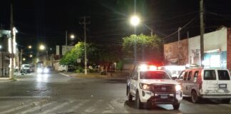BALEAN A DOS HOMBRES AFUERA DE UNA FUNERARIA EN SAN JUAN DE DIOS